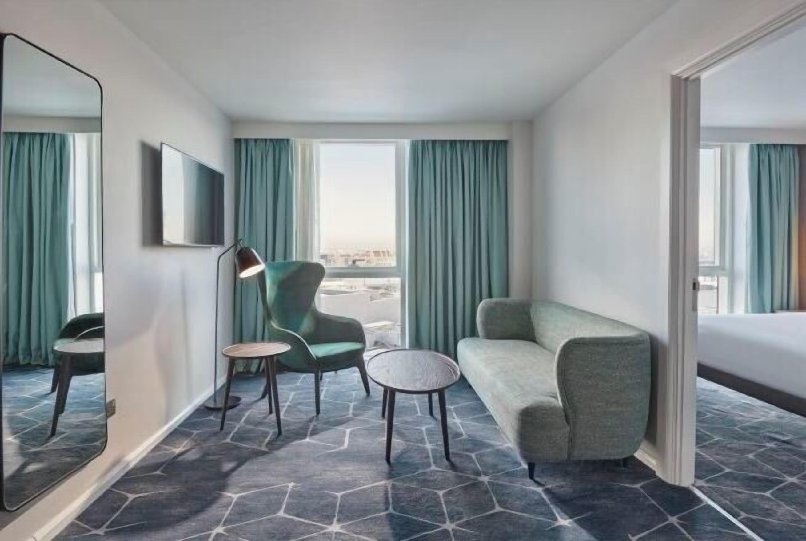 Hypo-allergenic bedding, in-room safe, desk, laptop workspace