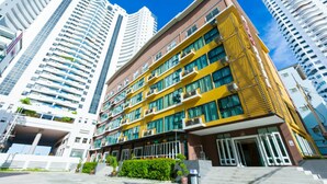 A multi-story hotel with a modern design, featuring balconies and large windows. - Neo Hotel Pattaya (Pattaya)