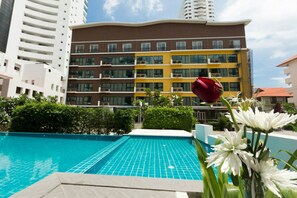Outdoor pool, pool umbrellas, pool loungers - Neo Hotel Pattaya (Pattaya)
