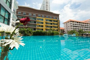 Outdoor pool, pool umbrellas, pool loungers - Neo Hotel Pattaya (Pattaya)