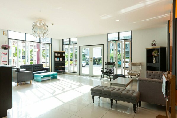 Lobby sitting area - Neo Hotel Pattaya (Pattaya)