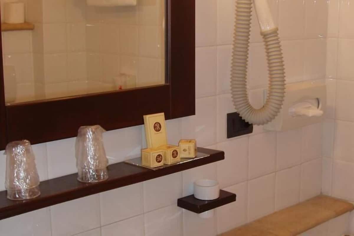 Habitación doble superior | Baño | Ducha, artículos de higiene personal gratuitos, secador de pelo y bidé