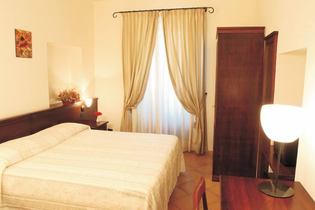 Habitación estándar doble | Ropa de cama hipoalergénica, colchones con acolchado adicional, minibar