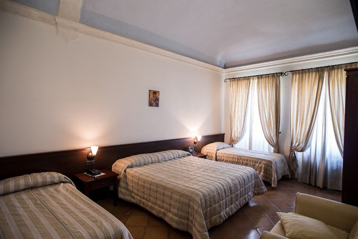 Ropa de cama hipoalergénica, colchones con acolchado adicional, minibar