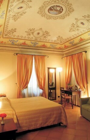 Suite | Literie hypoallergénique, lit avec matelas à plateau-coussin, minibar