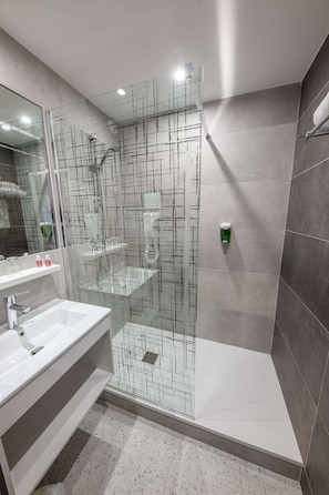 Free toiletries, hair dryer, towels - Hôtel Saint Laurent (Nogent-sur-Seine)