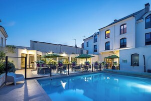 Piscina externa sazonal, funciona das 9h às 21h, guarda-sóis