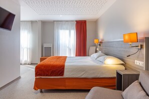 コンフォート ダブルルーム | デスク、ノートパソコン用作業スペース、遮光カーテン、防音設備