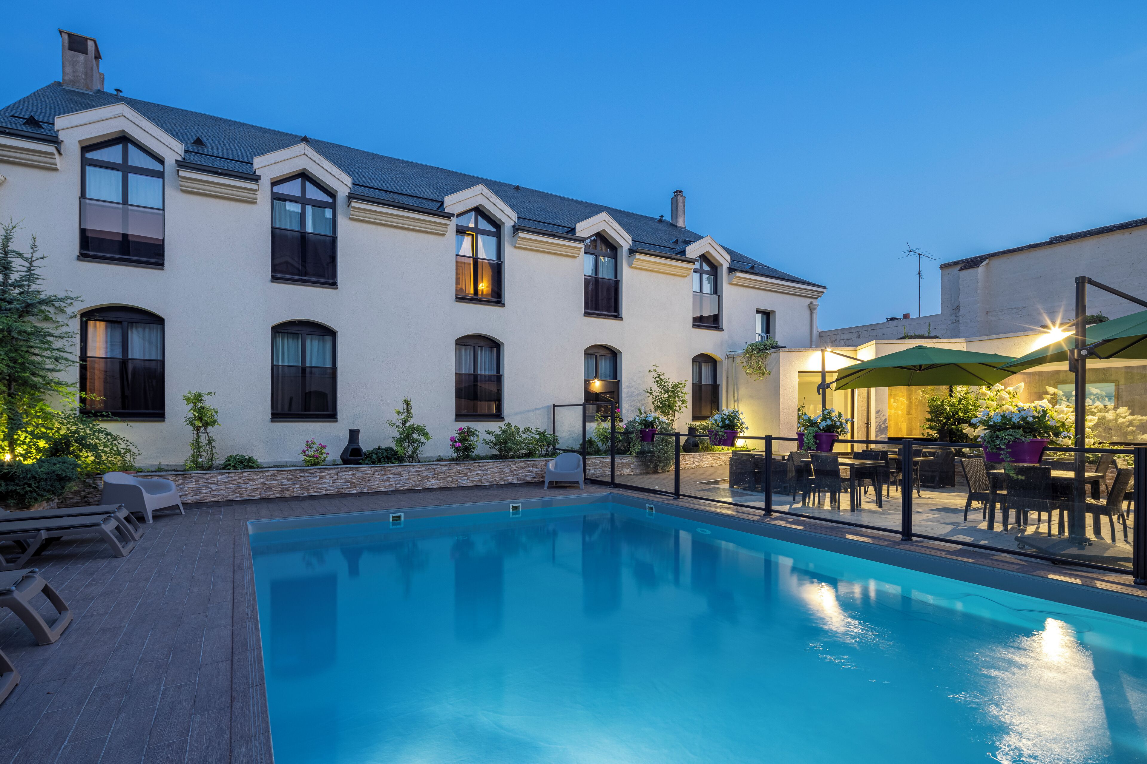 Piscine extérieure (ouverte en saison), parasols de plage