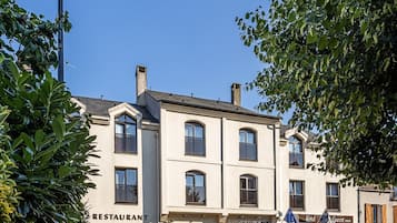 Un immeuble abritant plusieurs commerces, dont un restaurant et un hôtel.