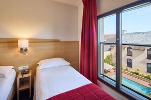Comfort driepersoonskamer, toegang tot zwembad | Uitzicht vanuit de kamer