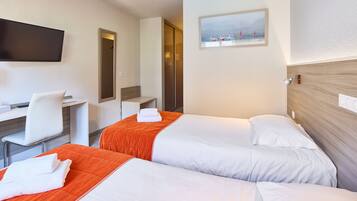 Comfort Twin kamer | Een bureau, een laptopwerkplek, verduisterende gordijnen