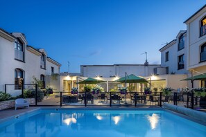 Alberca al aire libre por temporada y sombrillas en la alberca