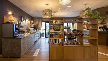 Desayuno buffet diario (EUR 12 por persona)