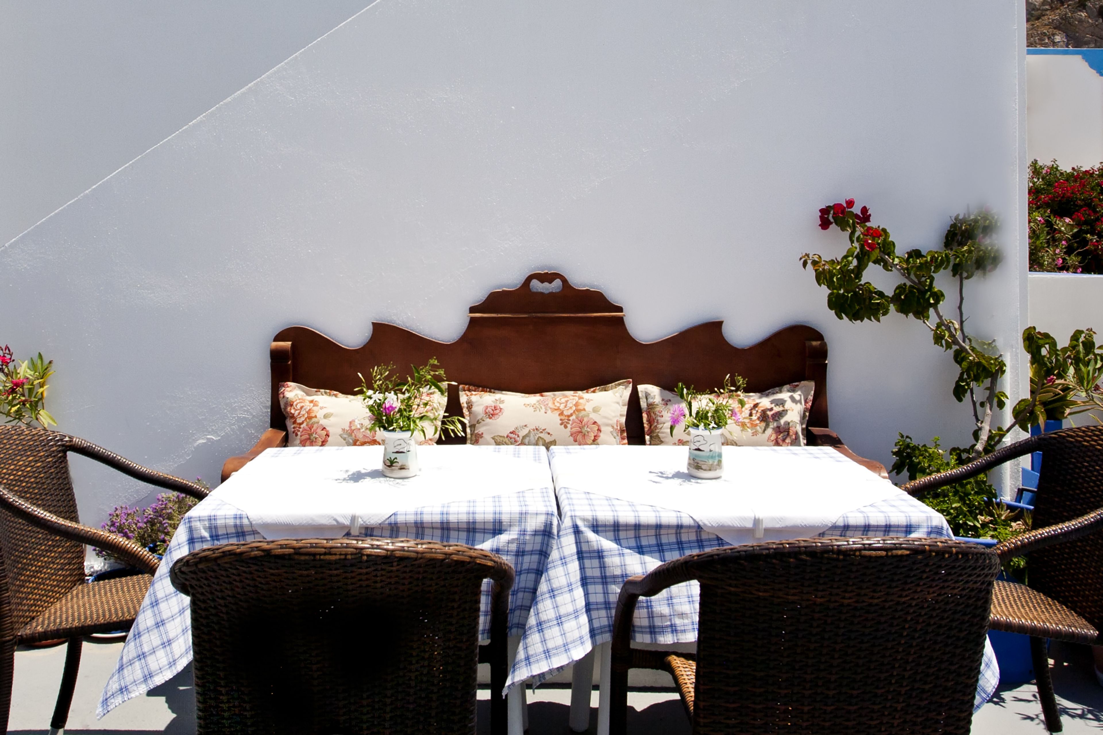 breakfast, lunch and dinner served