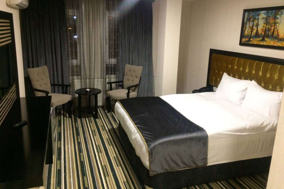 Minibar, brankas, dan Wi-Fi gratis