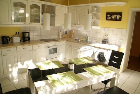 Refrigerador con freezer, microondas, horno, placa de cocina