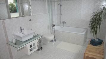 Standard-Apartment, 2 Schlafzimmer, Küche | Badezimmer | Haartrockner, Hausschuhe, Handtücher, Shampoo