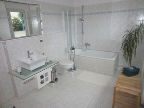 Standard-Apartment, 2 Schlafzimmer, Küche | Badezimmer | Haartrockner, Hausschuhe, Handtücher, Shampoo