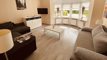 Standard-Apartment, 2 Schlafzimmer, Küche | Wohnbereich | 23-Zoll-Flachbildfernseher mit Kabelempfang, LCD-Fernseher, Tablet-PC