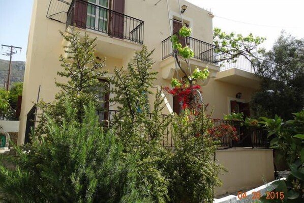 ด้านหน้าที่พัก