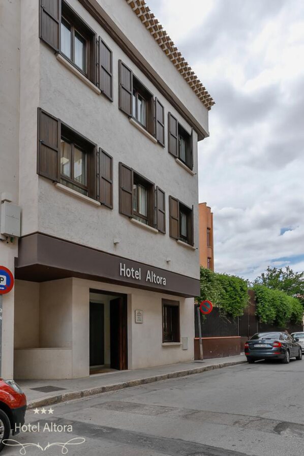 A two-story building with the sign "Hotel Altora" on the facade. - Hotel Altora (Tomelloso)