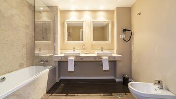 Een douche, gratis toiletartikelen, een haardroger, handdoeken