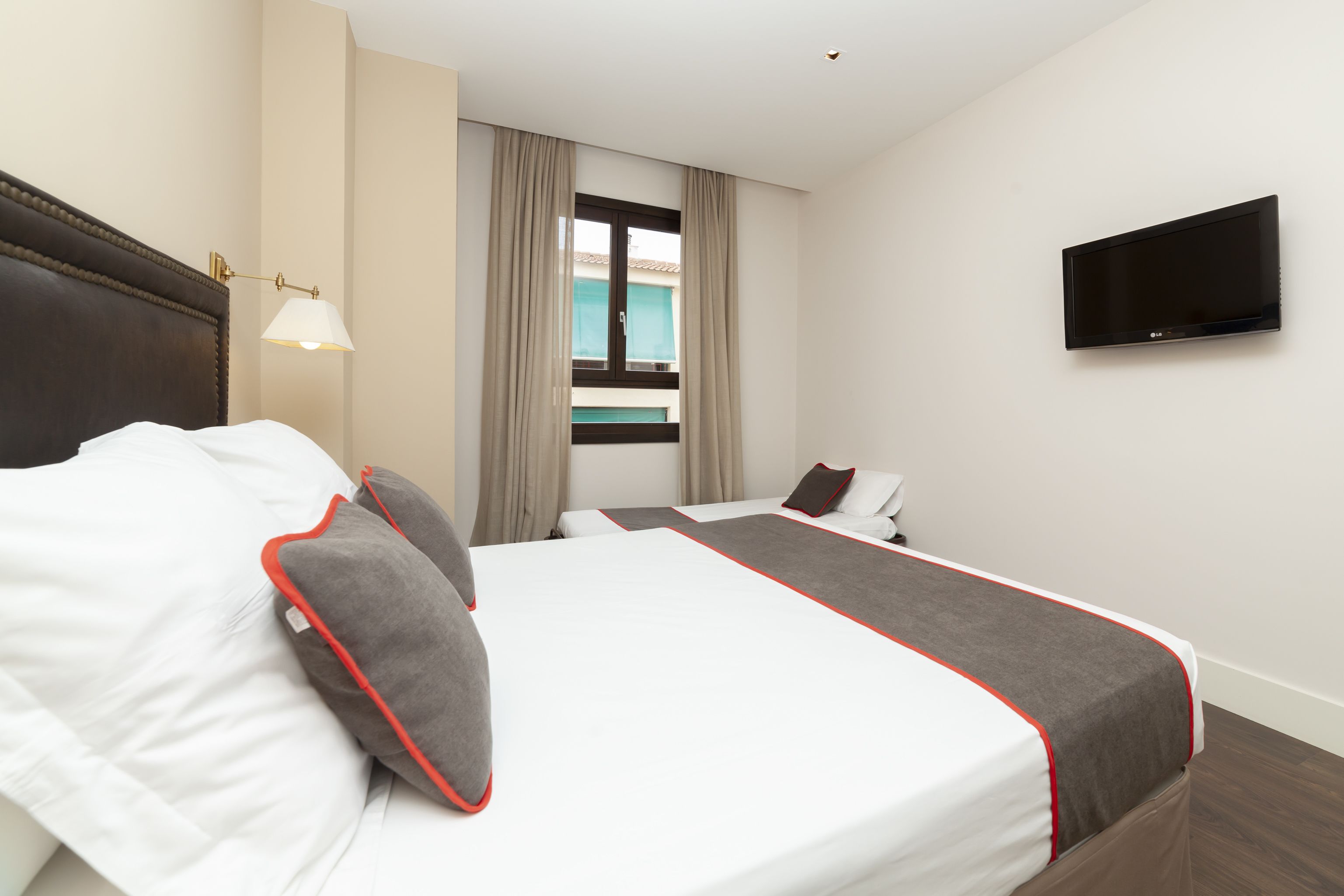 double room | minibar, in-room safe, desk, soundproofing