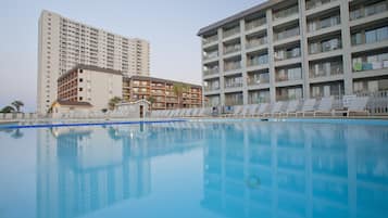 2 piscines couvertes, 3 piscines extérieures, chaises longues