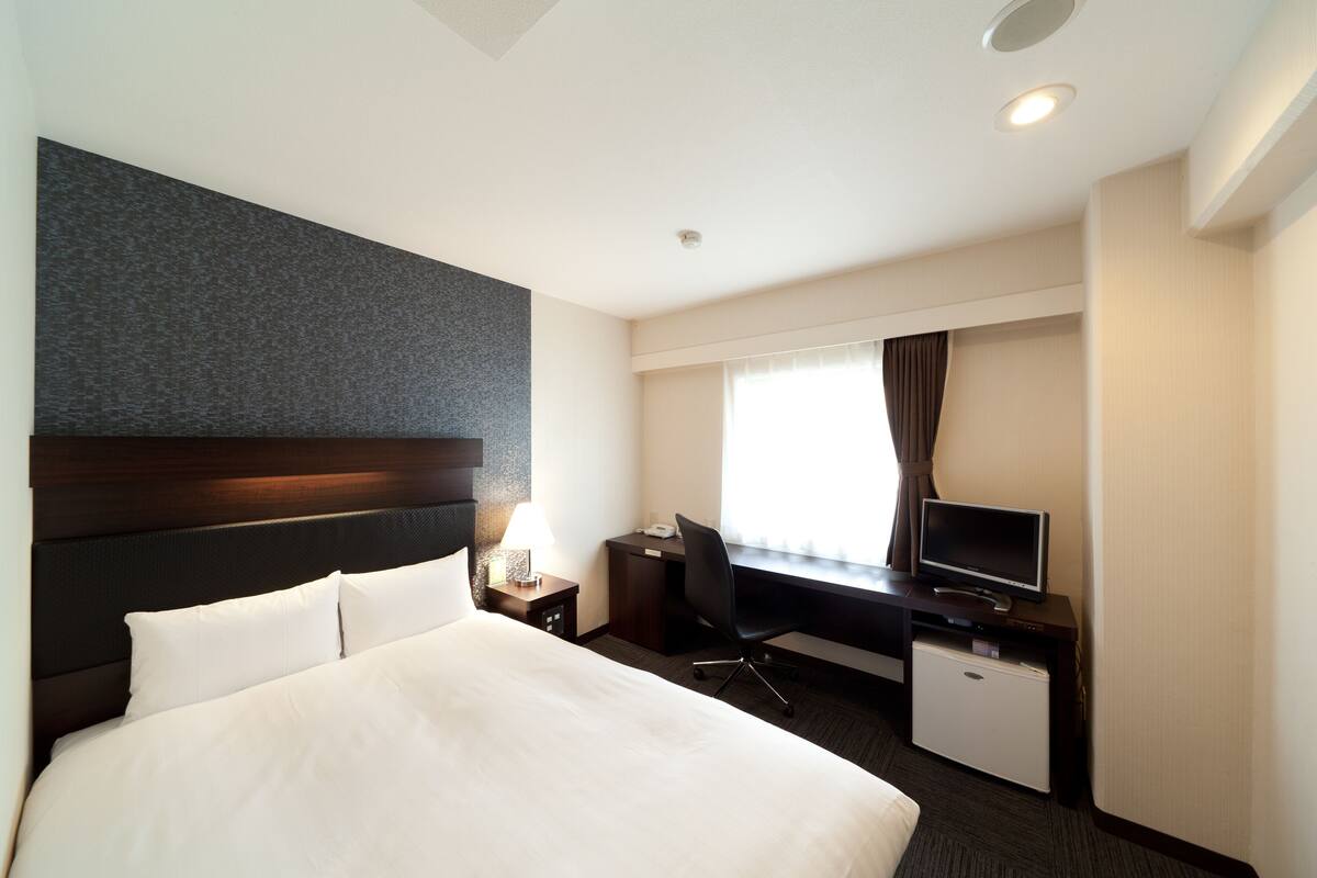 Down duvets, desk, blackout curtains, soundproofing