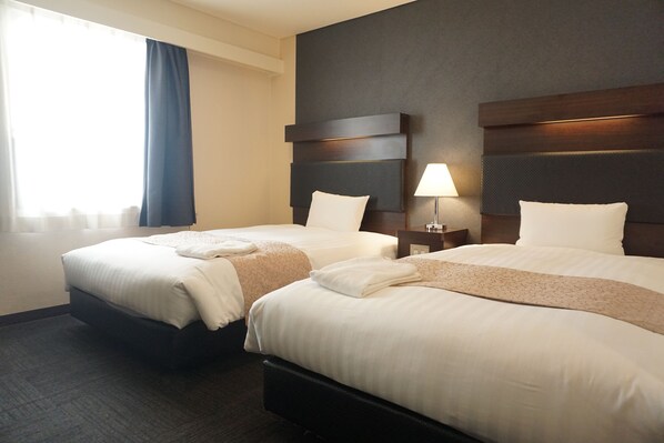 Down comforters, desk, blackout drapes, soundproofing - Sunline Fukuoka Hakata Ekimae (Fukuoka)