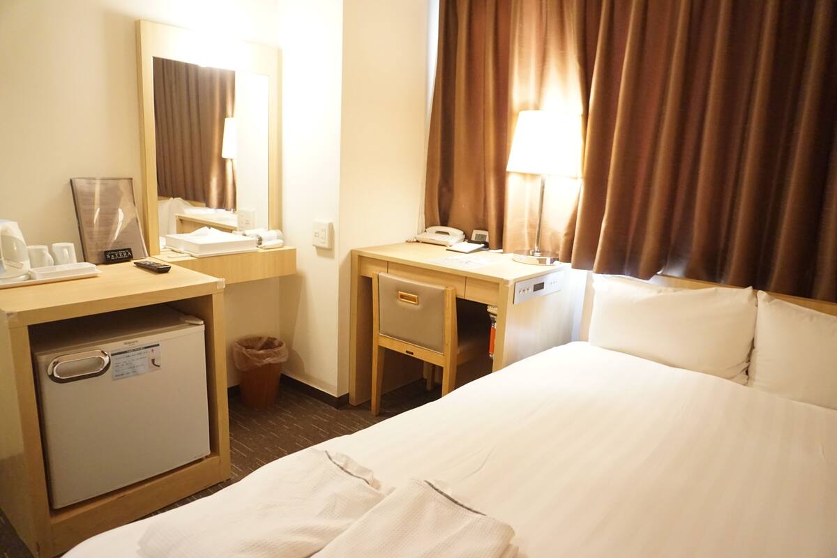Down duvets, desk, blackout curtains, soundproofing