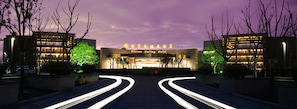 The entrance to the Glarun Jinling Hotel with a clear view of the building's facade and the surrounding area. - Glarun Jinling Hotel Nanjing (Nanjing)