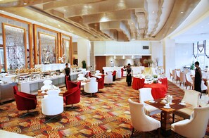Daily buffet breakfast (CNY 78 per person)
