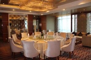 3 restoran; melayani sarapan, makan siang, dan makan malam