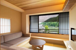 Down duvets, in-room safe, free WiFi, bed sheets - Ryotei Rangetsu (Kyoto)