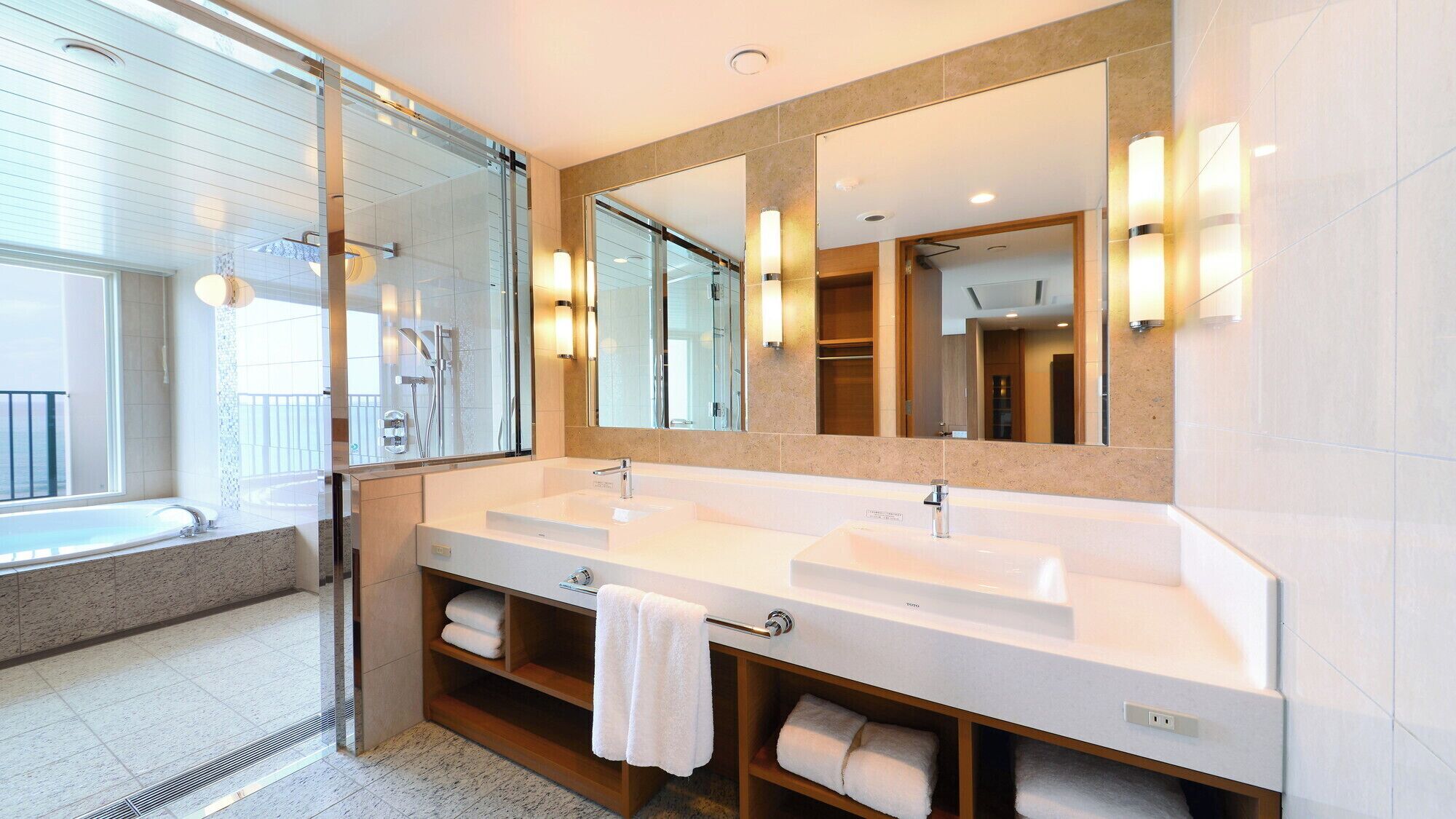 combined shower/bathtub, deep-soaking bathtub, free toiletries