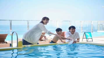 Una piscina al aire libre de temporada