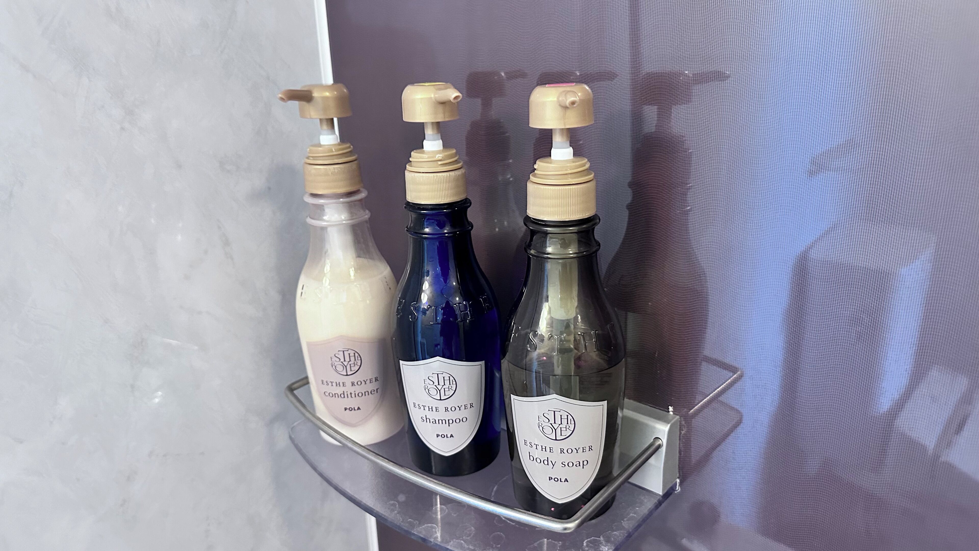 combined shower/bathtub, deep-soaking bathtub, free toiletries