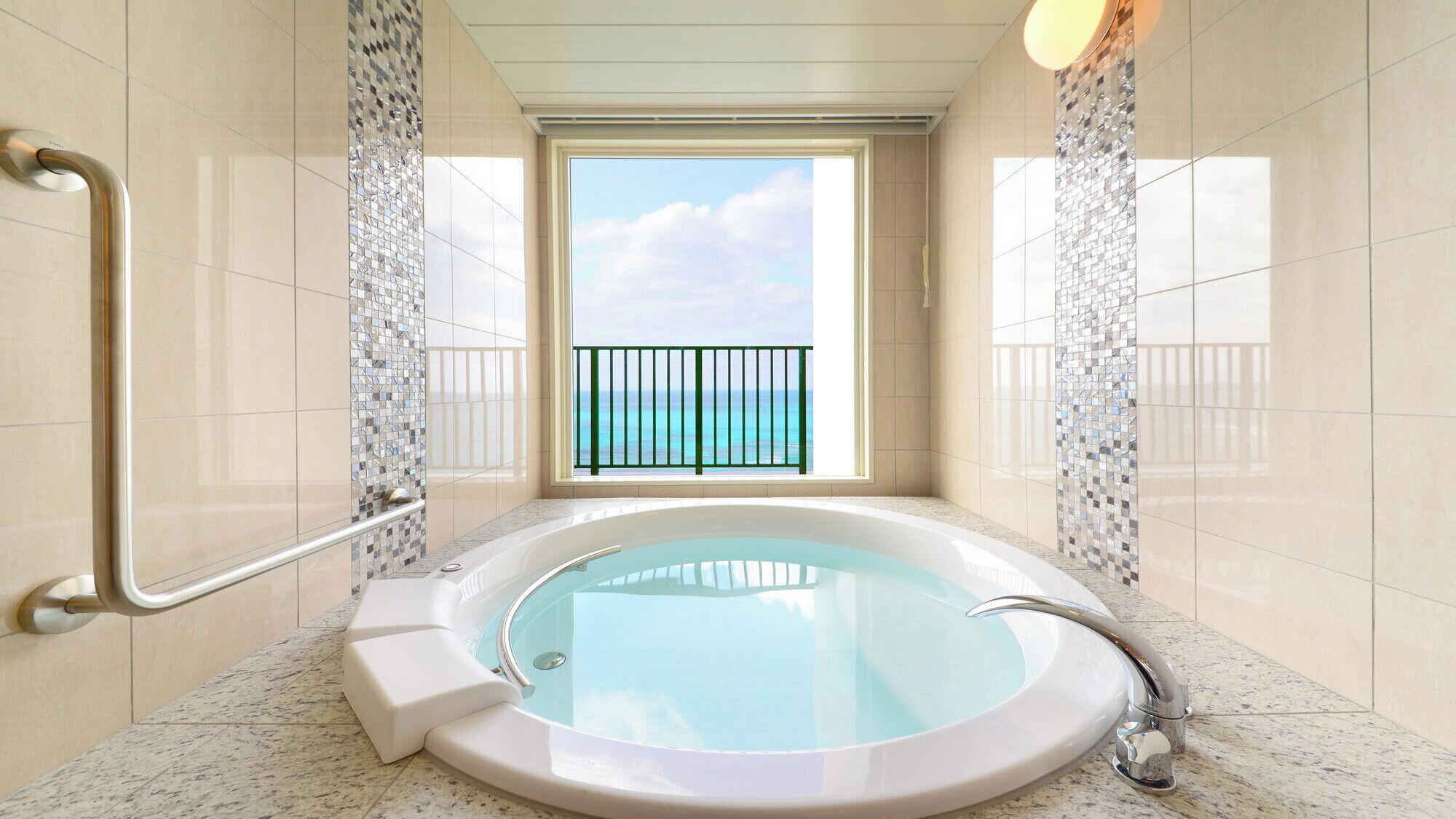 combined shower/bathtub, deep-soaking bathtub, free toiletries