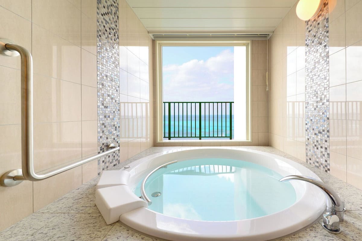 combined shower/bathtub, deep-soaking bathtub, free toiletries