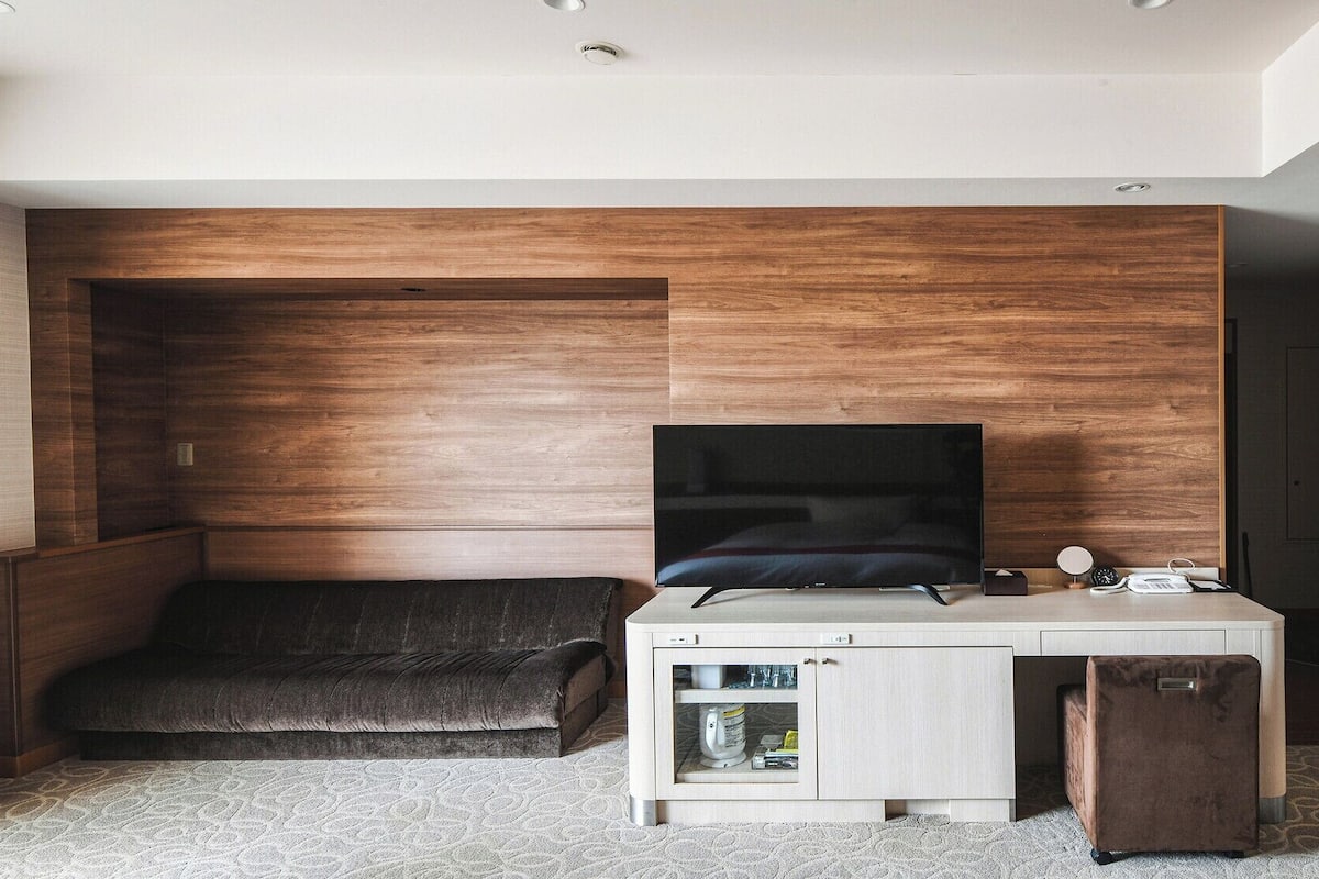 1 bedroom, in-room safe, desk, blackout curtains