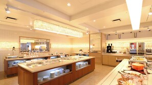 Petit déjeuner buffet servi tous les jours en supplément