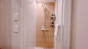 Einzelzimmer, Nichtraucher (Shower Only) | Badezimmer | Duschwanne, Haartrockner, Hausschuhe, Handtücher