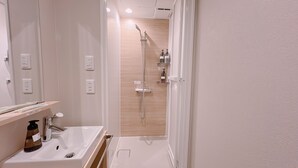 Kamar Single, Bebas Asap Rokok (Shower Only) | Kamar mandi | Kombinasi shower/bathtub, pengering rambut, sandal, dan handuk