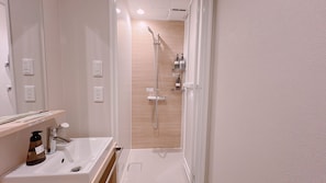 單人房, 非吸煙房 (Shower Only) | 浴室 | 淋浴/浴缸二合一、吹風機、拖鞋、毛巾