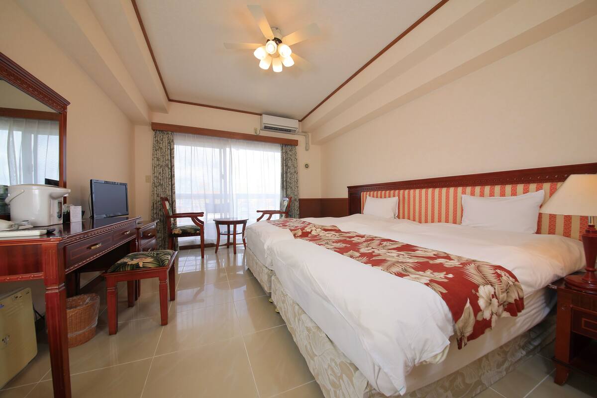 Kamar Deluks | Brankas, meja kerja, tirai kedap cahaya, dan setrika/meja setrika