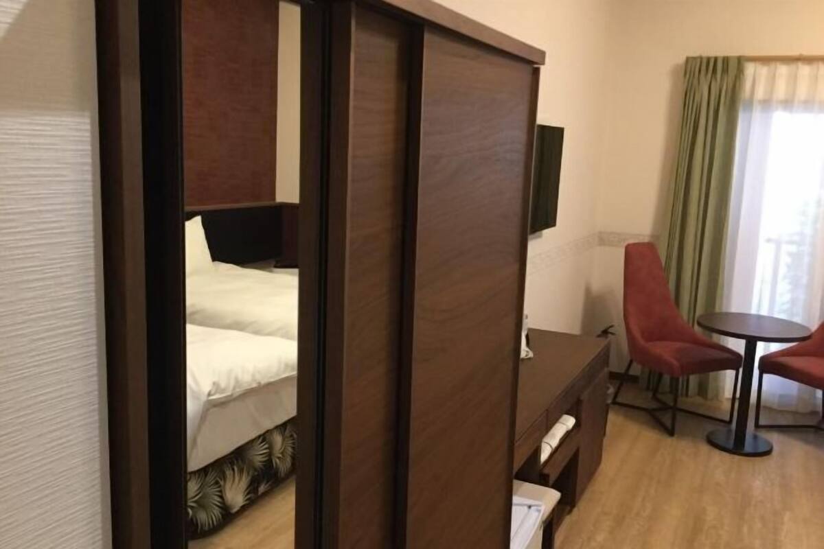 Brankas, meja kerja, tirai kedap cahaya, dan setrika/meja setrika