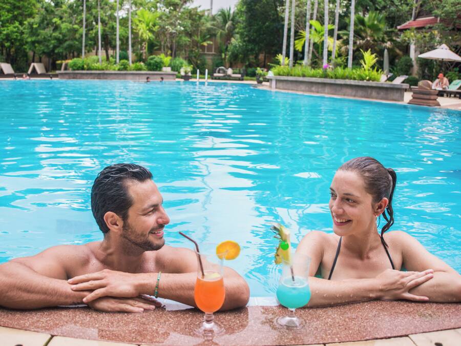 Außenpool, Sonnenschirme, Liegestühle