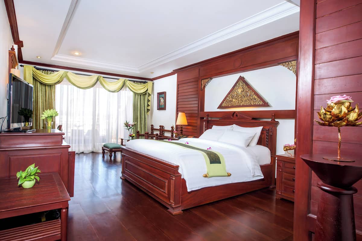 Premium Sunset King (Free One Time Sunset Cocktail Set) | 1 bedroom, premium bedding, memory foam beds, minibar